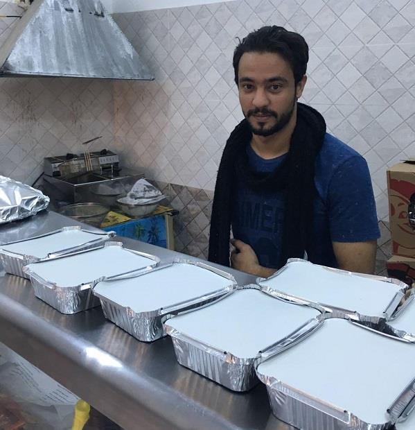 بالصور.. شاب يتحدى فقدان يده اليمنى ويفتتح مطعما يديره بنفسه في حقل بالصور.. شاب يتحدى فقدان يده اليمنى ويفتتح مطعما يديره بنفسه في حقل