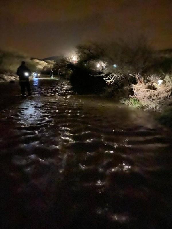 سيل يجرف مركبة بداخلها أسرة بعسير.. ووفاة الأب وإنقاذ باقي أفراد العائلة