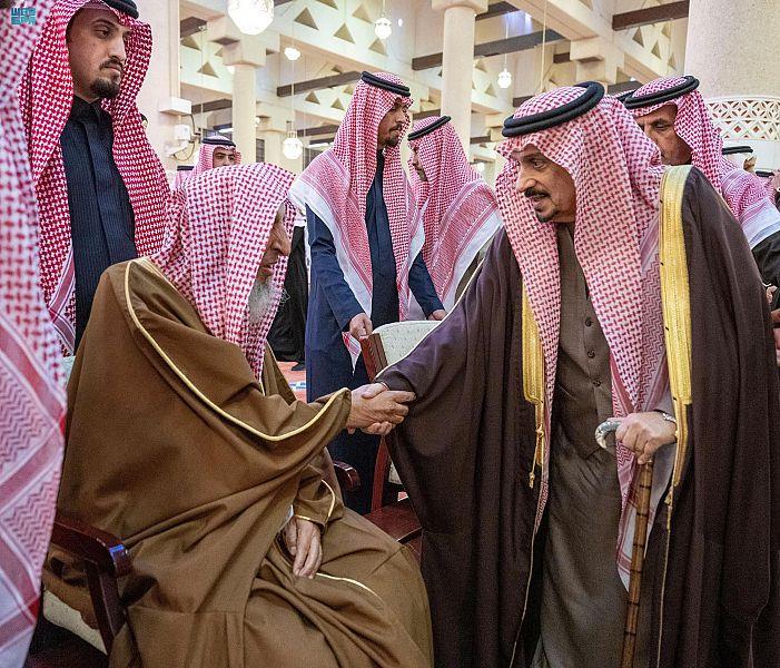 أمير الرياض يؤدي صلاة الميت على الأمير عبدالإله بن سعود 