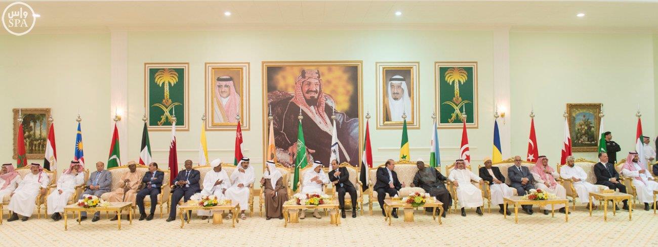 خادم الحرمين يقيم مأدبة غداء في مدينة الملك خالد العسكرية