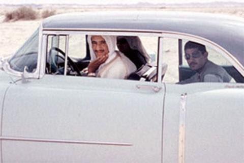 صورة نادرة للملك سلمان عمرها 60 عاماً ممسكاً بأول كاميرا يقتنيها صورة نادرة للملك سلمان عمرها 60 عاماً ممسكاً بأول كاميرا يقتنيها