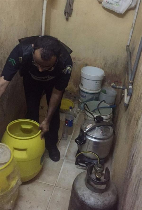 خلاف بين وافدين يقود دوريات أمن جازان لضبط مصنع للخمور خلاف بين وافدين يقود دوريات أمن جازان لضبط مصنع للخمور