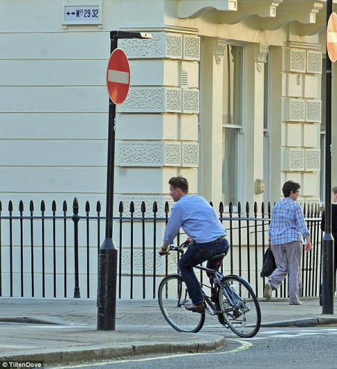 وزير بريطاني يكسر اشارة المرور بدراجة فيدفع 3000 دولار غرامة