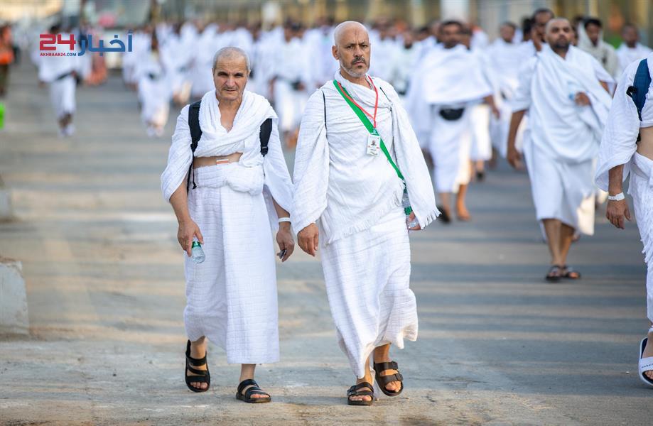 توافد الحجاج إلى مشعر منى لقضاء يوم التروية استعدادا للوقوف بعرفة غدا توافد الحجاج إلى مشعر منى لقضاء يوم التروية استعدادا للوقوف بعرفة غدا