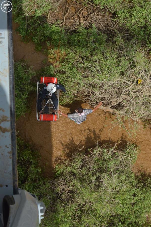 طيران الأمن ينقذ 28 شخصاً احتجزتهم السيول في وادي بيش بجازان