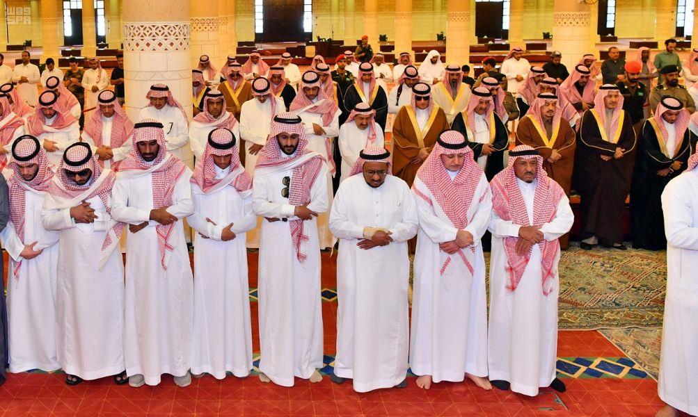 أمير الرياض يؤدي صلاة الميت على والدة الأمير فيصل بن فهد أمير الرياض يؤدي صلاة الميت على والدة الأمير فيصل بن فهد