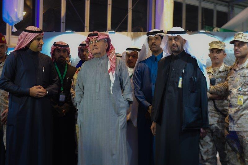 خالد بن عبدالله يزور جناح والده بـ