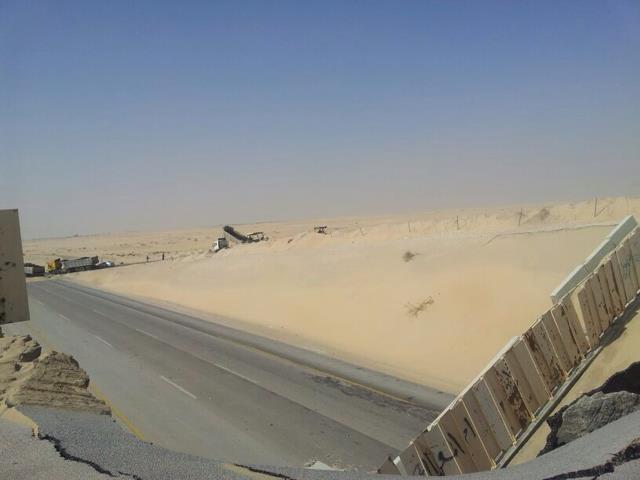 وزير النقل يتحقق ميدانياً من أسباب انهيار الجسر