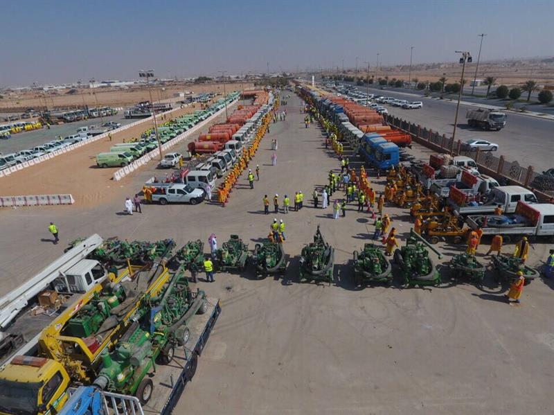 شاهد.. أمانة الرياض تعلن استعداداتها لموسم الأمطار.. بألفي مراقب ومئات المعدات ونظام الـ