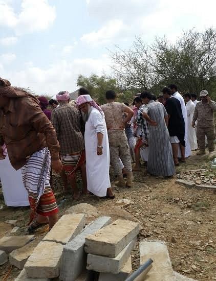اشتباك مع الحوثيين يودي بحياة الرقيب الغزواني.. والجموع يشيعون جثمانه ببلغازي (صور) اشتباك مع الحوثيين يودي بحياة الرقيب الغزواني.. والجموع يشيعون جثمانه ببلغازي (صور)