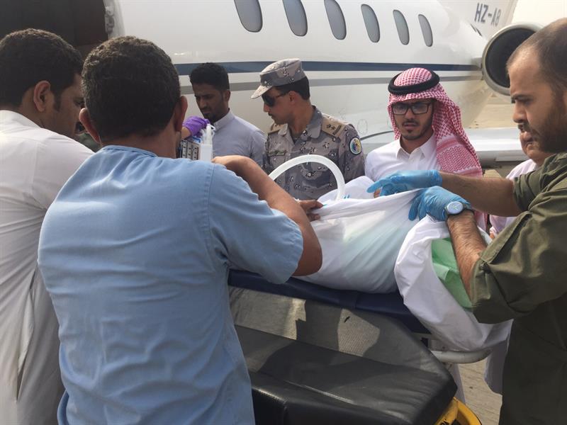 محمد بن نايف يوجّه بطائرة خاصة لنقل جندي مصاب بالحدود لعلاجه بالرياض (صور) محمد بن نايف يوجّه بطائرة خاصة لنقل جندي مصاب بالحدود لعلاجه بالرياض (صور)