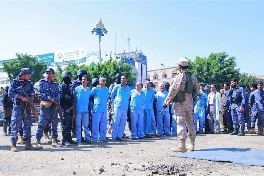 صور مؤلمة.. لحظة انتظار طفل يمني لإعدامه بالرصاص من قبل مليشيا الحوثي  