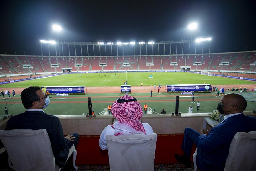 وزير الرياضة يتابع موقعة الاتحاد والرجاء