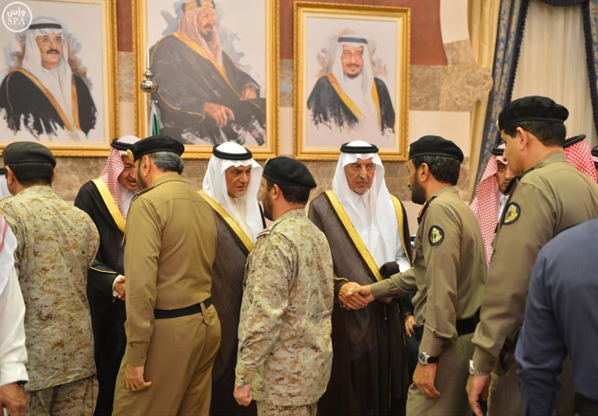 خالد الفيصل يستقبل بمنزله الأمير مقرن والمعزّين من أمراء ومسؤولين ومواطنين ووفود دول