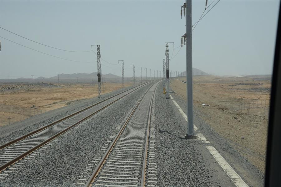 وزير النقل يطلع على عربات قطار الحرمين بالمدينة المنورة