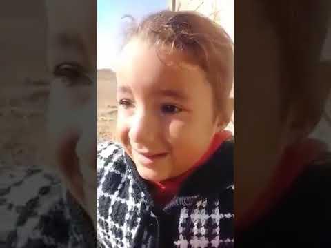  طفلة سورية تبكي بسبب شدة الأجواء الباردة 