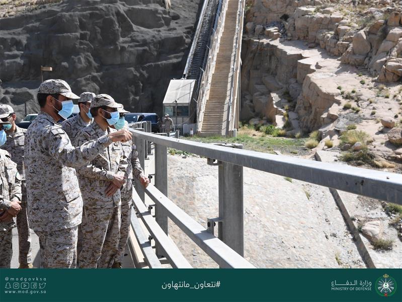 شاهد.. قائد القوات المشتركة المكلف يتفقد الوحدات المرابطة بالحد الجنوبي شاهد.. قائد القوات المشتركة المكلف يتفقد الوحدات المرابطة بالحد الجنوبي