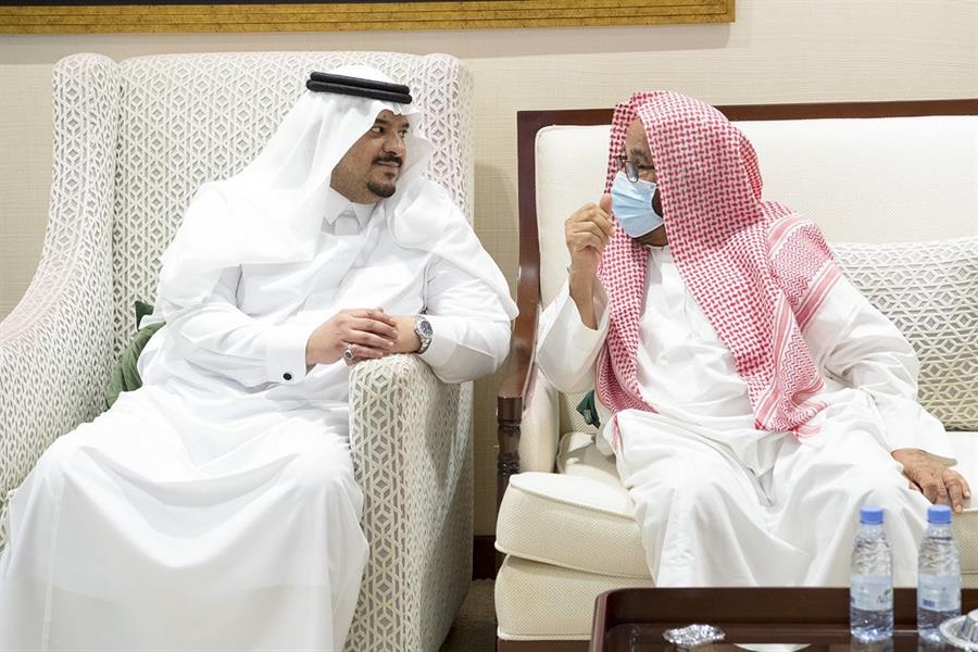  بينهم سلطان بن سلمان والمطلق والفوزان.. نائب أمير الرياض يستقبل المعزين في وفاة والدته 