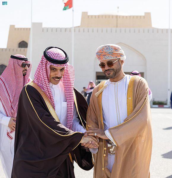 وزير الخارجية يغادر سلطنة عُمان