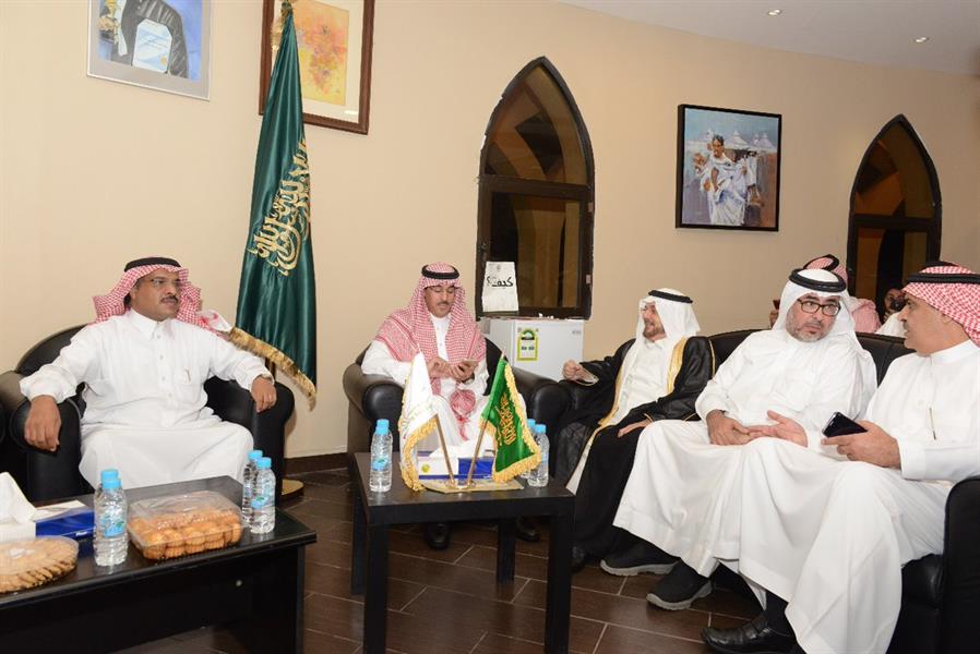 شاهد.. وزير الإعلام يسلم سيدات وأطفالا شهادات لاجتيازهم دورة في العزف على 