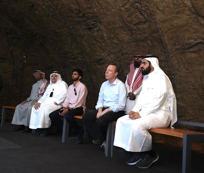 القنصل البريطاني يزور جبل النور و