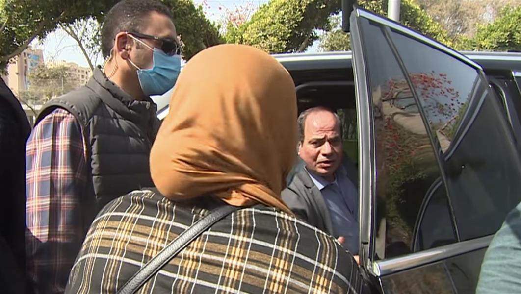 "السيسي" يلتقي سيدة مصرية صدفة ويعدها بتعديل قانون الأحوال الشخصية (فيديو) 