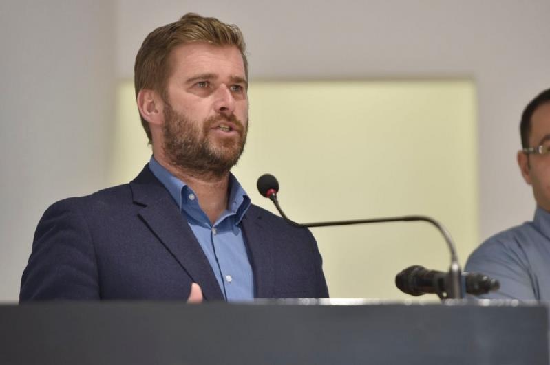 لجنة الحكام تشرح تقنية الفيديو للإعلاميين لجنة الحكام تشرح تقنية الفيديو للإعلاميين