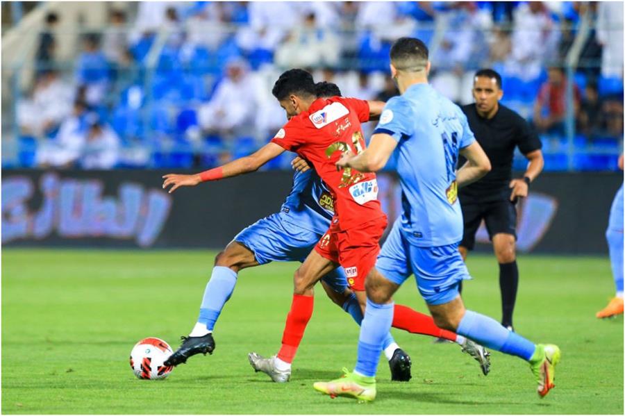 الباطن يبتعد عن ثلاثي الهبوط بثنائية في مرمى ضمك 