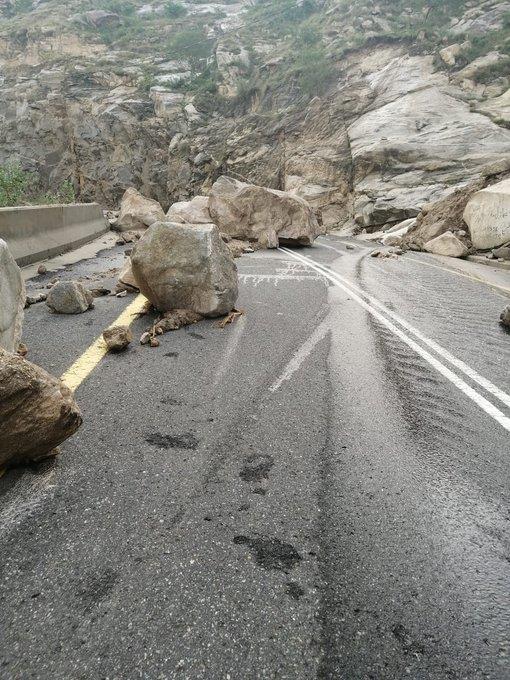  تساقط الصخور من قمم 