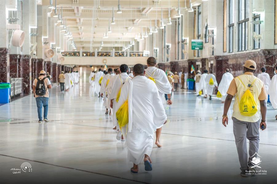 مع الالتزام بالإجراءات الاحترازية.. الحجاج يؤدون الطواف والسعي بين الصفا والمروة 