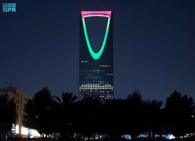 معالم الرياض تتزين بألوان علم سلطنة عمان