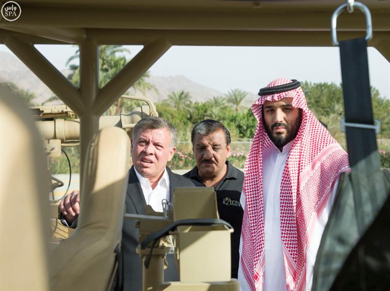 ولي ولي العهد وملك الأردن يطلعان على آليات عسكرية حديثة من إنتاج وتطوير الأردن‎