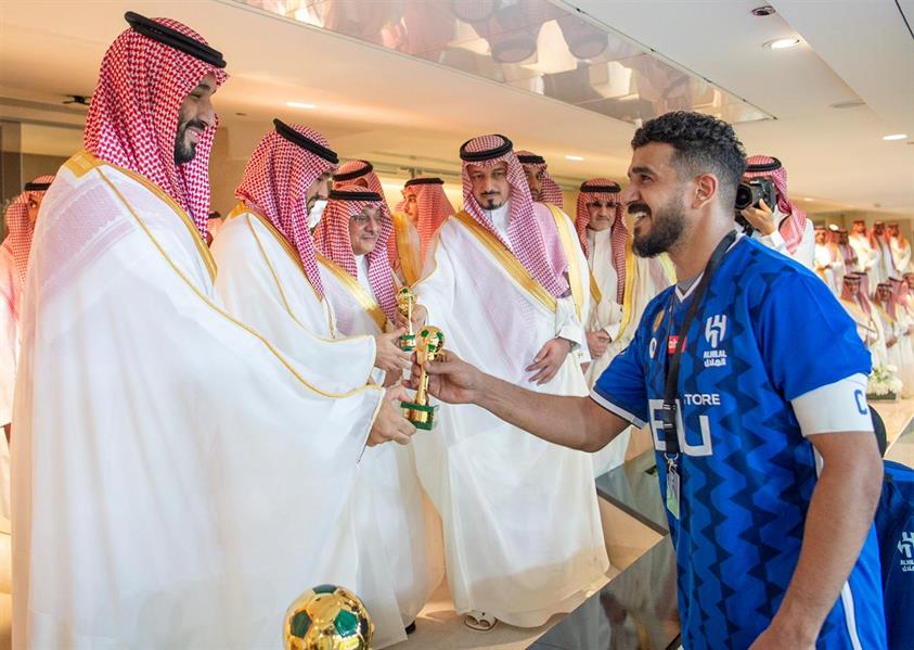 ولي العهد يتوج فريق الهلال بكأس خادم الحرمين