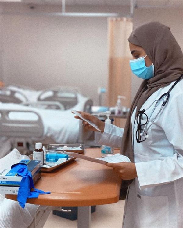 طالبة تمريض تتحدث عن دخولها للمهنة: والدتي السبب.. وأستخدم سماعاتها الطبية بعد 25 عامًا