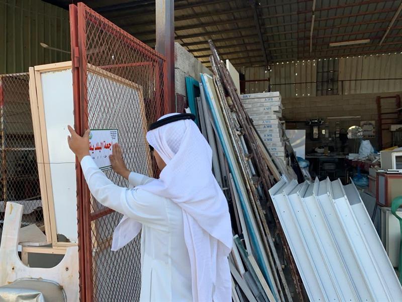 بلدية بارق تكثف جولاتها الرقابية وتغلق ثمانية محال تجارية مخالفة