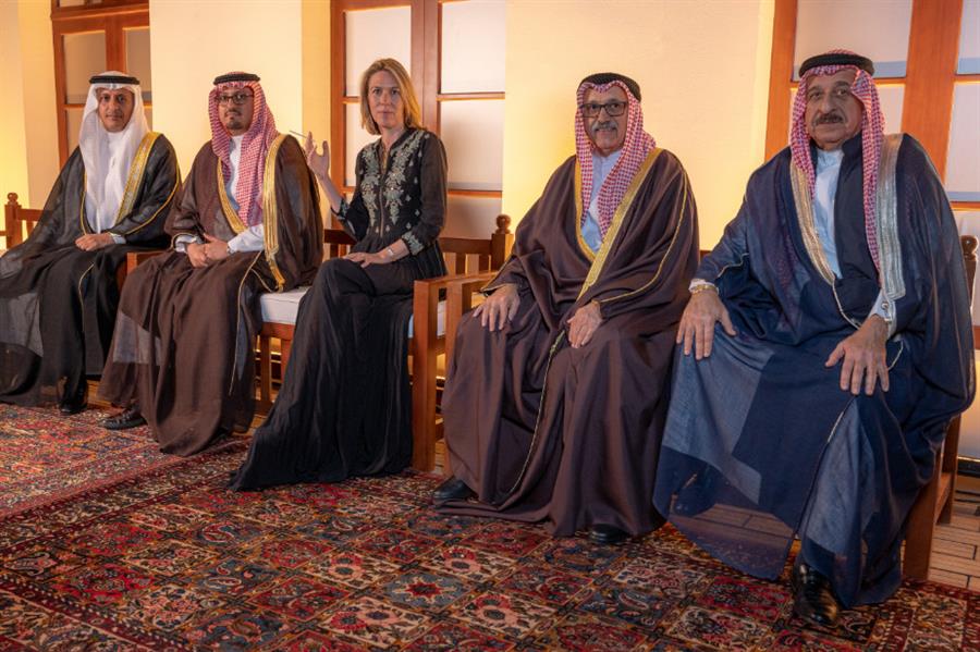 بعد توقيع كتاب 