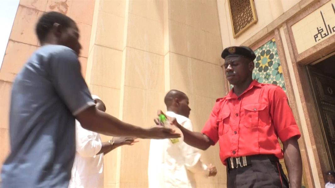 الموريتانيون يتقاطرون على المساجد بعد تخفيف تدابير العزل