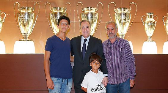 ريال مدريد يستقبل المدرب السوري اللاجئ ونجليه