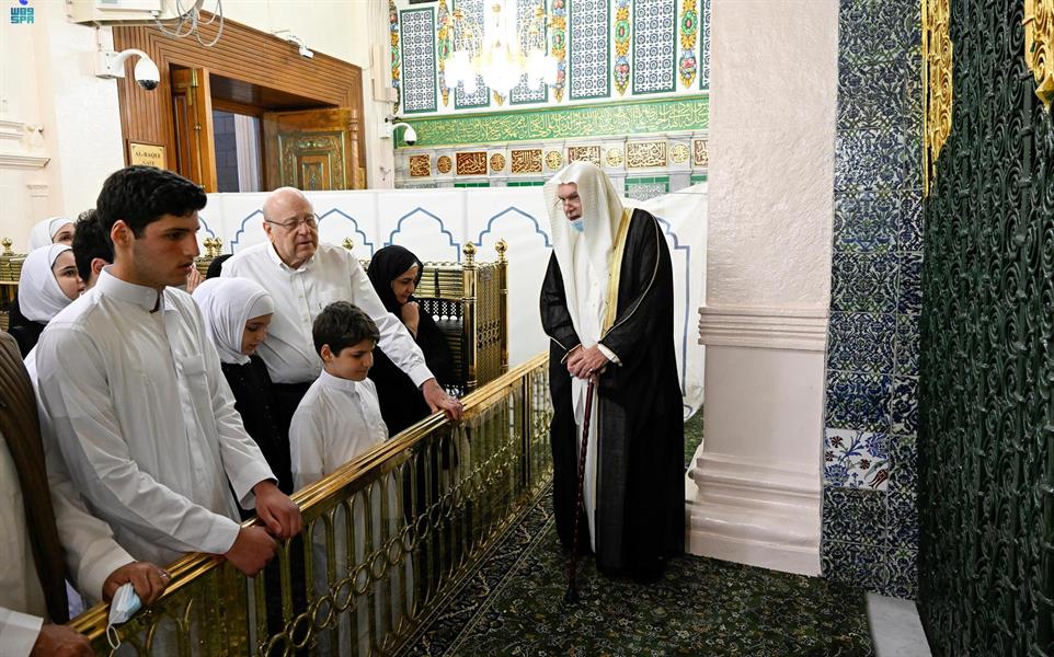 رئيس وزراء جمهورية لبنان يزور المسجد النبوي رئيس وزراء جمهورية لبنان يزور المسجد النبوي
