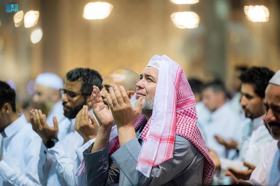 وسط أجواء إيمانية.. قاصدو المسجد الحرام والمسجد النبوي يشهدون ختم القرآن في ليلة 29 (صور) 