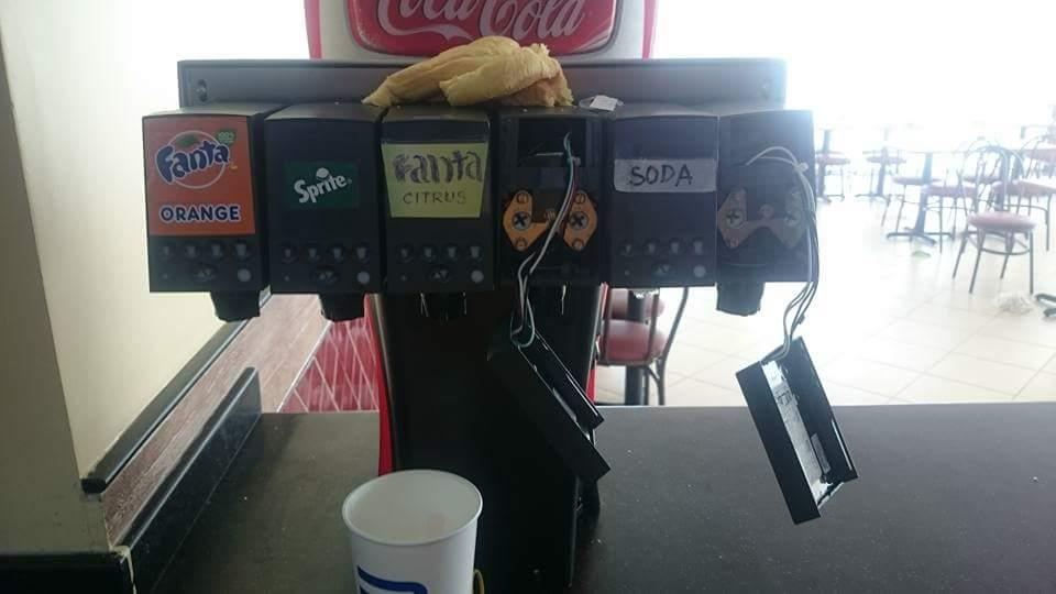 بالفيديو والصور.. وجبة مجانية بمناسبة اليوم الوطني تتسبب بفوضى عارمة في سلسلة مطاعم شهيرة بالفيديو والصور.. وجبة مجانية بمناسبة اليوم الوطني تتسبب بفوضى عارمة في سلسلة مطاعم شهيرة