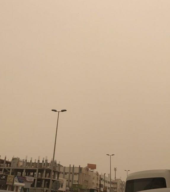 بالصور.. موجة غبار تجتاح المنطقة الشرقية.. و