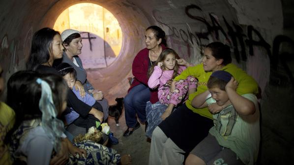 المستوطينين الاسرائيليين يحتمون بمواسير المجاري