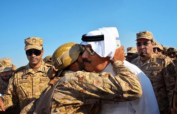 متعب بن عبدالله يعايد قوات الحرس الوطني في عرعر