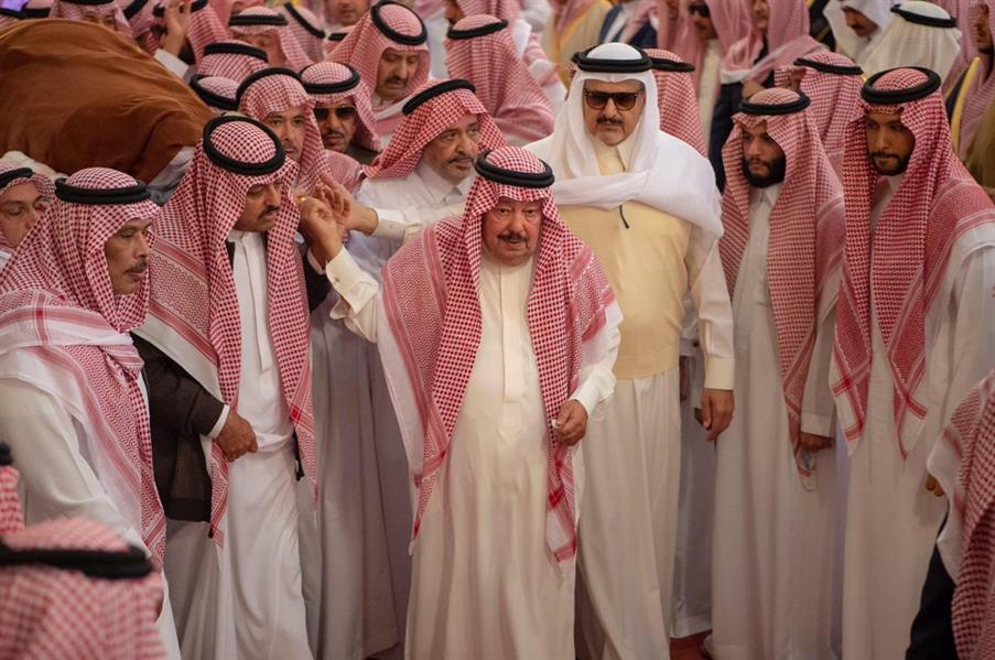 خادم الحرمين يؤدي صلاة الميت على الأمير طلال بن سعود 
