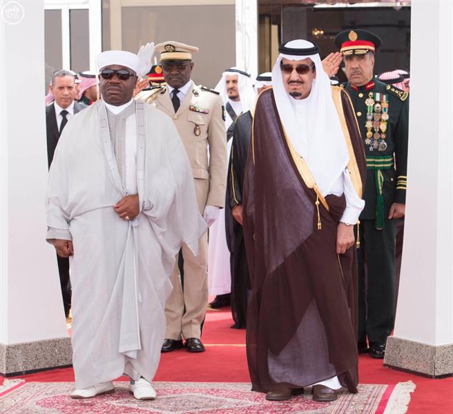 بالصور.. خادم الحرمين يستقبل الرئيس الجابوني ويعقد معه جلسة مباحثات