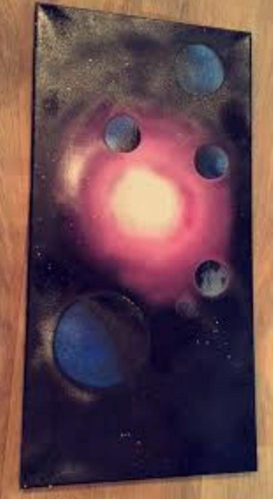 فتاة تتحدى إعاقتها البصرية وتُبدع في رسم اللوحات التشكيلية فتاة تتحدى إعاقتها البصرية وتُبدع في رسم اللوحات التشكيلية