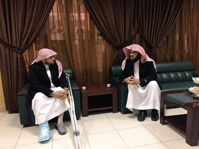 معلم يتعرض لحادث ويرفض الإجازة حرصاً على طلابه (صور) معلم يتعرض لحادث ويرفض الإجازة حرصاً على طلابه (صور)