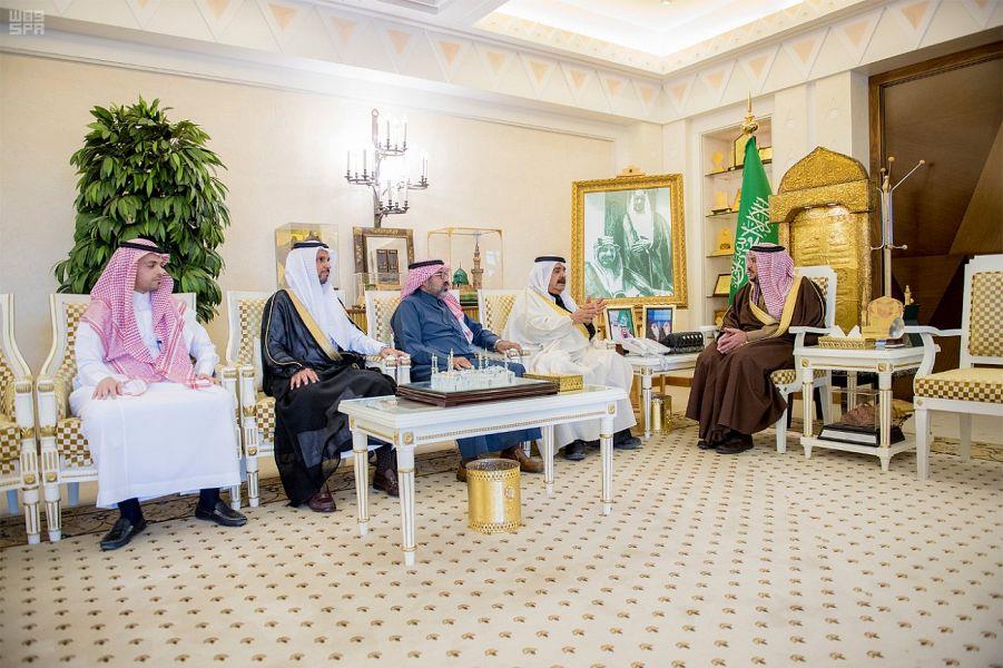 الأمير فيصل بن مشعل يستقبل الرحالة ناصر آل جار الله قبيل انطلاق رحلته مشياً على الأقدام الأمير فيصل بن مشعل يستقبل الرحالة ناصر آل جار الله قبيل انطلاق رحلته مشياً على الأقدام