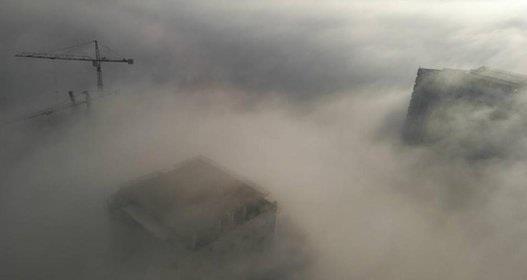 سحب الضباب وهي تخترق مباني سكنية في الإمارات سحب الضباب وهي تخترق مباني سكنية في الإمارات